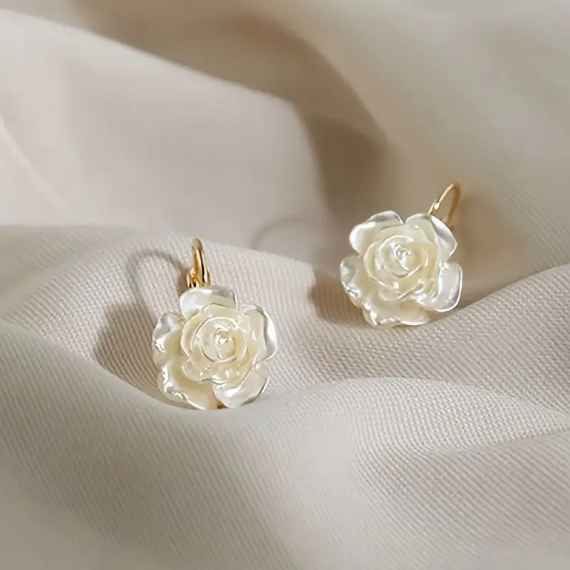 Single elegant women's drop earring featuring a luxury floral design, perfect for adding a stylish touch to any outfit – fashion statement jewelry