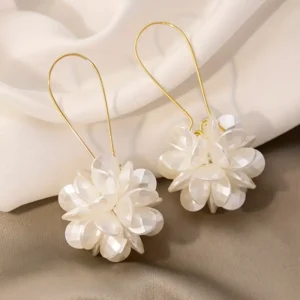 Single elegant women's drop earring featuring a luxury floral design, perfect for adding a stylish touch to any outfit – fashion statement jewelry