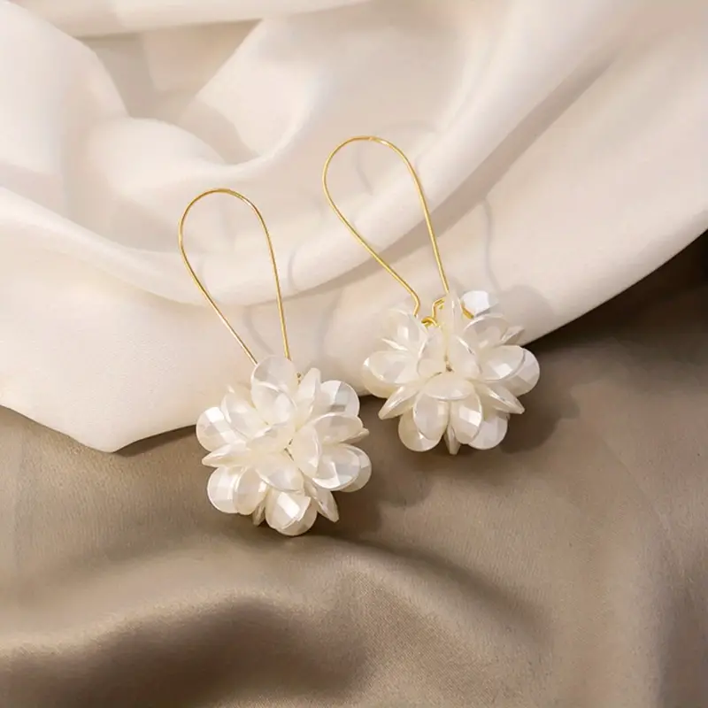 Single elegant women's drop earring featuring a luxury floral design, perfect for adding a stylish touch to any outfit – fashion statement jewelry