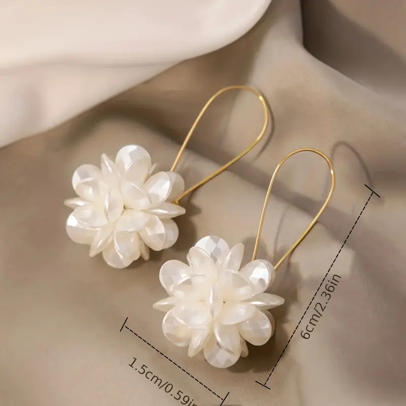 Single elegant women's drop earring featuring a luxury floral design, perfect for adding a stylish touch to any outfit – fashion statement jewelry