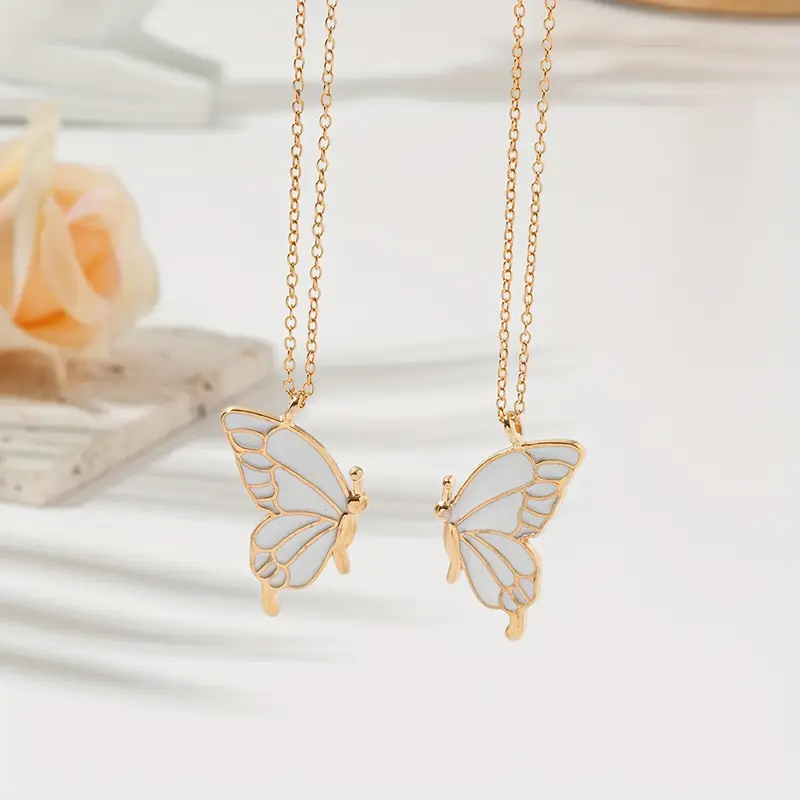 "Romantic pink butterfly pendant necklace with adjustable zinc alloy chain, ideal jewelry gift for couples
